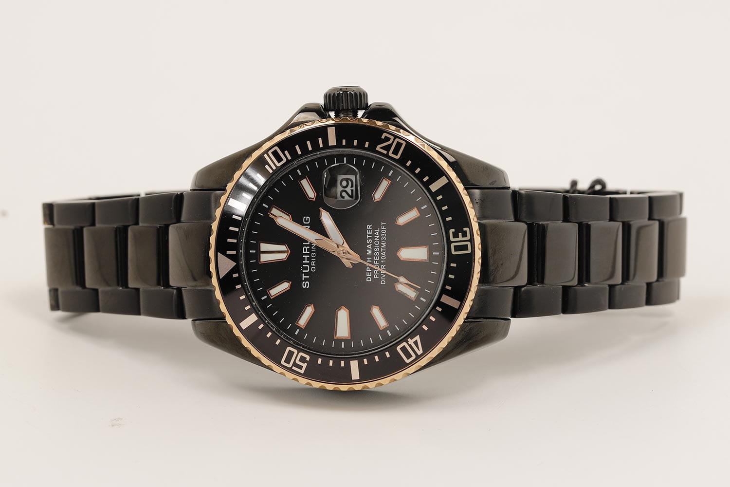 Stuhrling Stuhrling Aquadiver 3950A.9,  сша мужские часы на браслете нержавеющая сталь с pvd-покрытием боковой вид