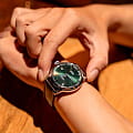Серебристый Seiko Seiko Presage SRPD37J1 на белом фоне — вид анфас