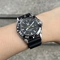 Seiko Seiko 5 Regular SNZB23J2 5 regular японские мужские часы на браслете резина боковой вид